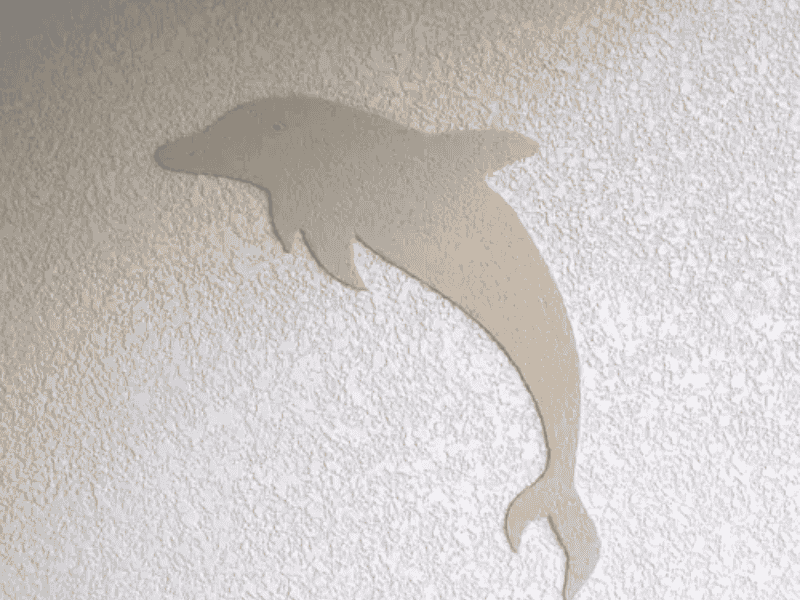 Décoration de façade avec un motif de dauphin sur une maison à Pau