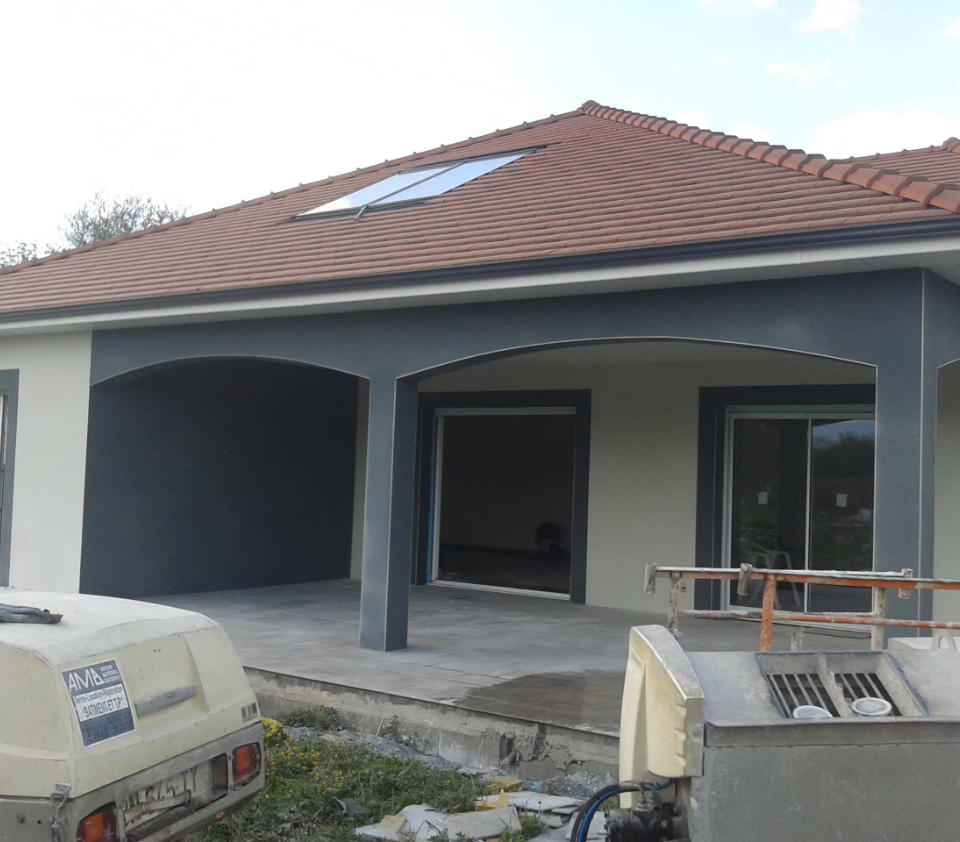 Ravalement de façade s'une maison moderne près de Pau
