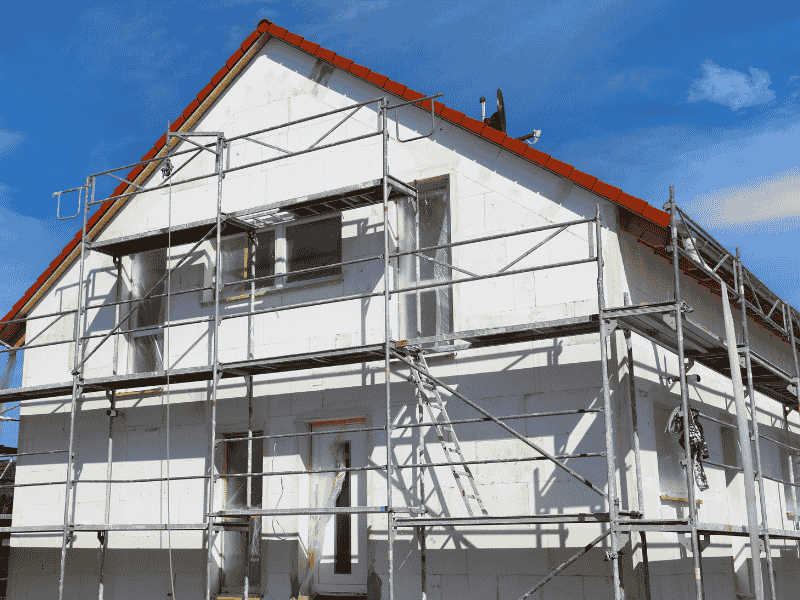 Échafaudage sur maison avant les travaux de ravalement