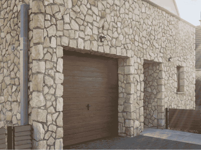 Travaux de façade parement pierre naturelle sur maison moderne à Pau
